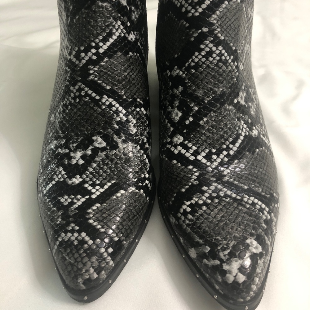 Bar III Boot’s snake pattern women mini boots - Picture 13 of 13